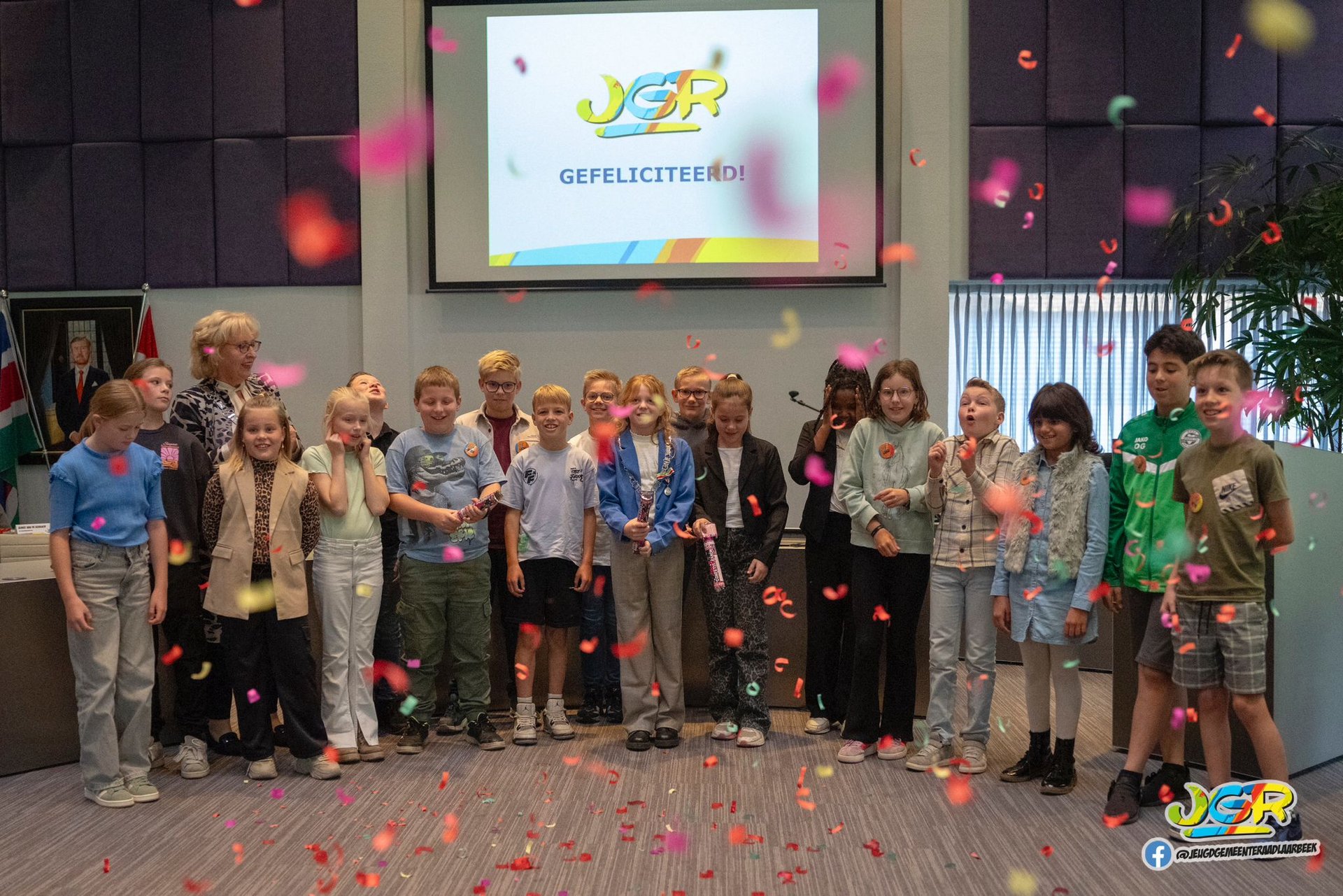 jeugdgemeenteraad met confetti