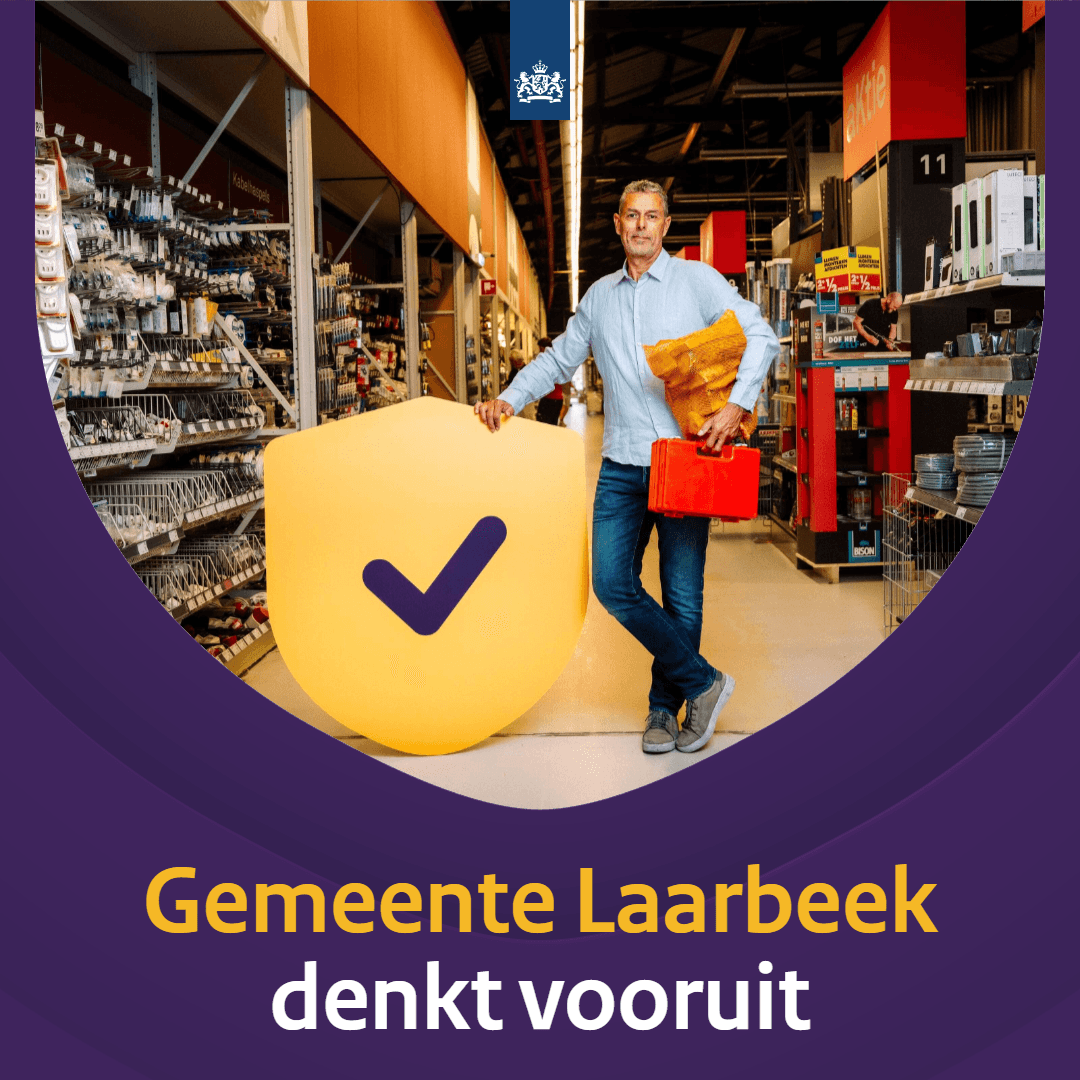een geel schild met paarse vink met de tekst gemeente laarbeek denkt vooruit